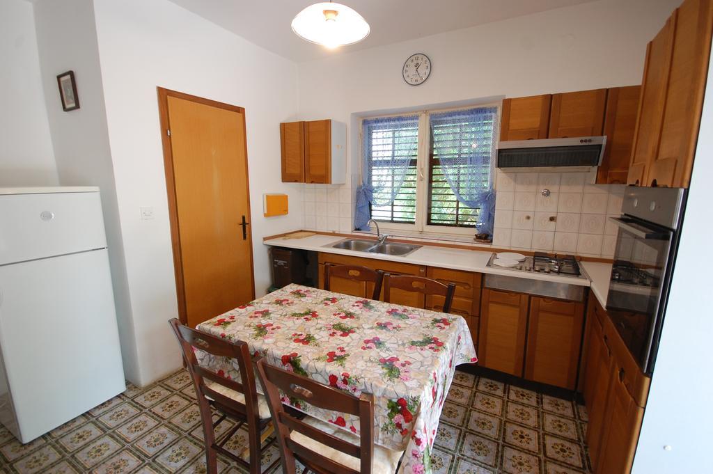 Apartment Mladan By El-Pi Tours Нивице Екстериор снимка